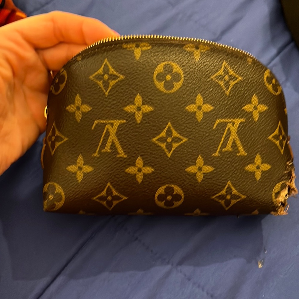 Louis Vuitton monogram pouch 😊CA1026